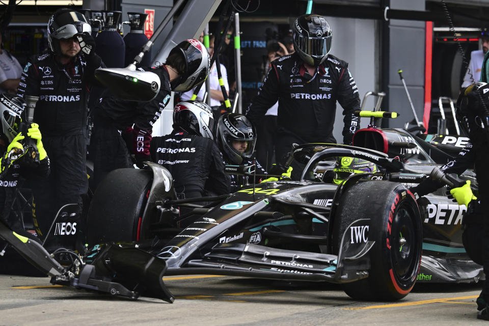 Lewis Hamilton de Mercedes realiza una parada en pits durante el Gran Premio Británico de la Fórmula Uno en el circuito de Silverstone, el domingo 9 de julio de 2023. (Christian Bruna/Pool Foto vía AP)