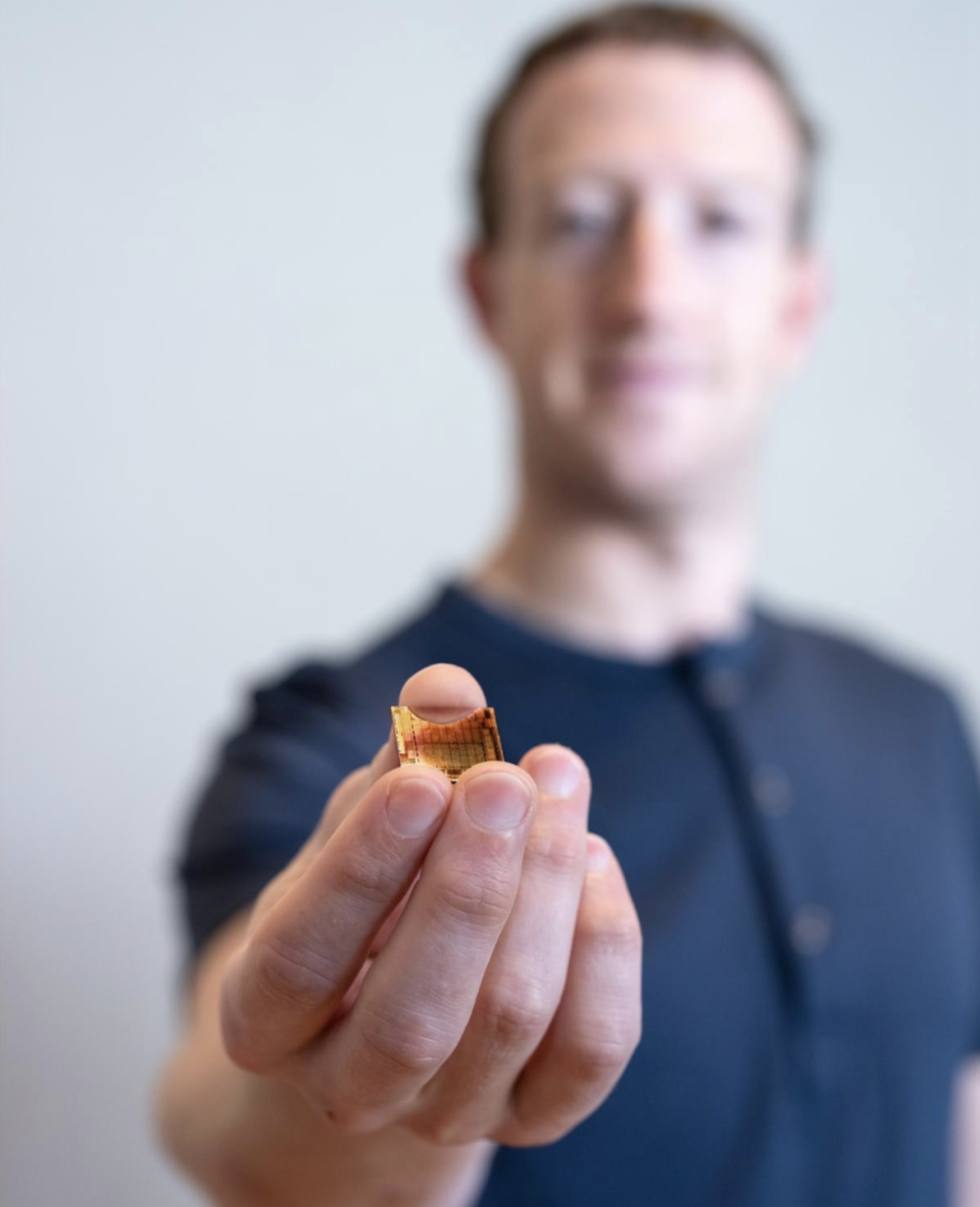Meta董事長兼執行長祖克柏（Mark Zuckerberg）親自展示MTIA首款客製化晶片。翻攝自祖克柏臉書