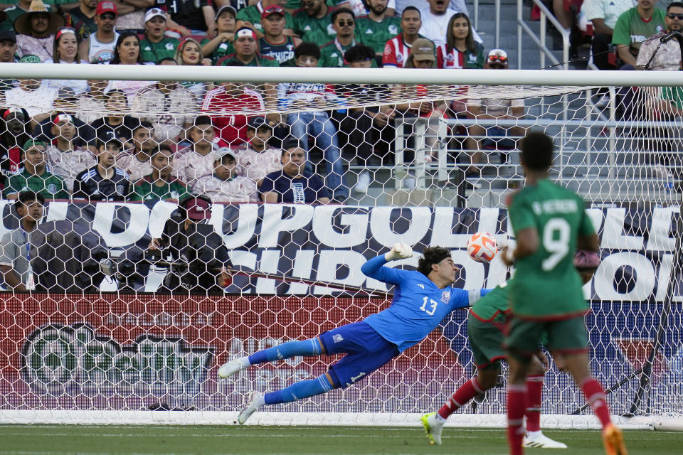 Guillermo Ochoa no pudo detener el gol de Hazem Shehata en la primera mitad del partido del domingo . (AP (Foto/Godofredo A. Vásquez)