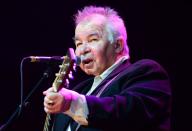 Musiker wie Bob Dylan bewunderten ihn schon zu Lebzeiten: Am 7. April starb US-Countrystar John Prine im Alter von 73 Jahren an den Folgen einer Corona-Infektion. Im Februar war er bei den Grammys noch für sein Lebenswerk ausgezeichnet worden. (Bild: 2014 Getty Images )