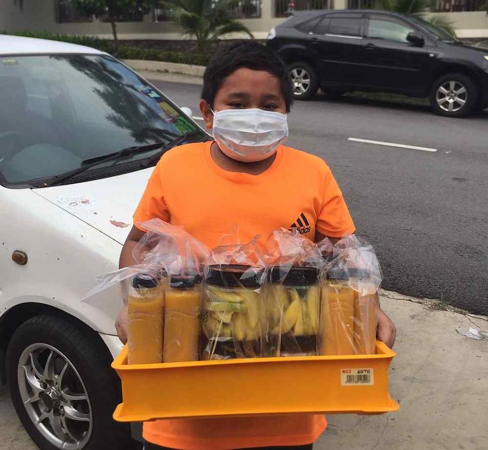 Clad in a facemask, Danish and his family offer free delivery for orders around Puchong. — Picture via Twitter/@Sally_Dinie.