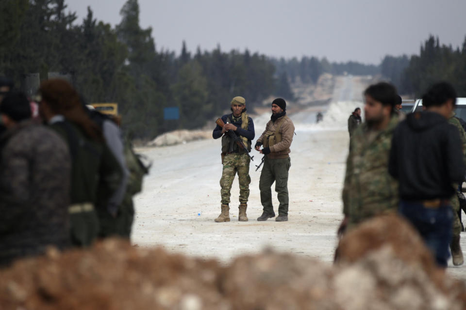 Free Syrian Army fighters carry their weapons as they stand on the outskirts of the Islamic State-controlled northern Syrian town of al-Bab, Syria February 4, 2017. Picture taken February 4, 2017. REUTERS/Khalil Ashawi