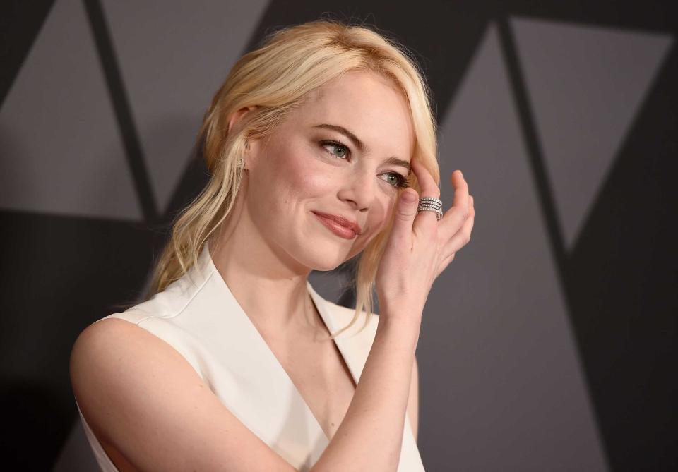 Schlicht und doch aufregend – das galt auch für Make-up und Schmuck von Emma Stone. (Bild: AP Photo)