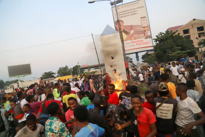 Residents set fire to the mysterious monolith that appeared in Kinshasa