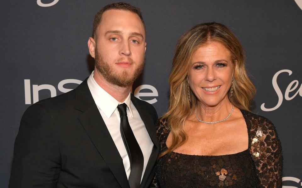 <p>Sein Sohn Chet (Bild, mit Mutter Rita Wilson) teilte öffentlich mit, dass er Kokain- und Crack-süchtig sei. Die Schuld gab er dem Herrn Papa: "Es war eine lange Reise, herauszufinden, wer ich bin. Ich muss mit so viel Druck zurechtkommen, weil ich der Sohn meines Vaters bin." Seine Karriere als Rapper unter dem Namen Chet Hanx kam bislang auch nicht ins Rollen. (Bild: Matt Winkelmeyer/Getty Images for InStyle)</p> 