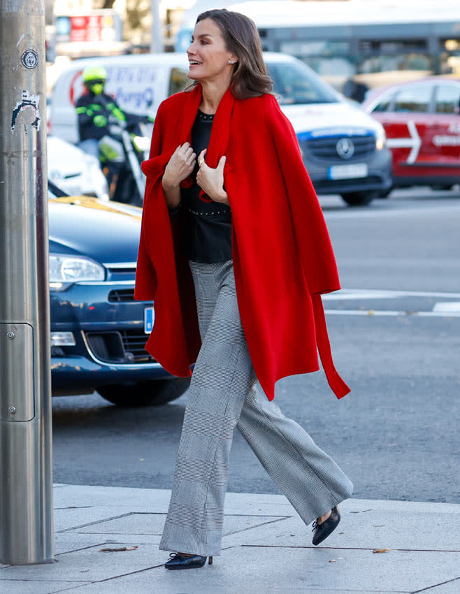 Reina Letizia top cuero abrigo rojo