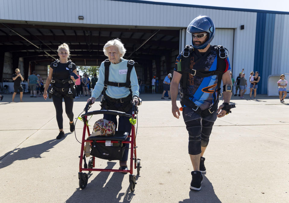 La paracaidista Dorothy Hoffner, de 104 años, empuja su andador hacia el avión junto al saltador en tándem Derek Baxter. (Brian Cassella/Chicago Tribune/Tribune News Service via Getty Images)