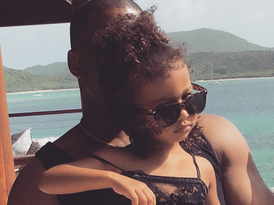 Kim Kardashian compartió esta foto en su red de Instagram y parece que a North no le hace gracia aunque estén de vacaciones en un paraje tropical.