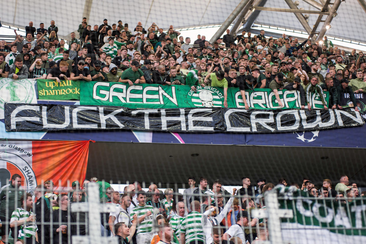 La pancarta contra la corona británica de los aficionados del Celtic en su partido de Champions ante el Shakhtar. (Foto: Attila Husejnow / SOPA Images / LightRocket / Getty Images).