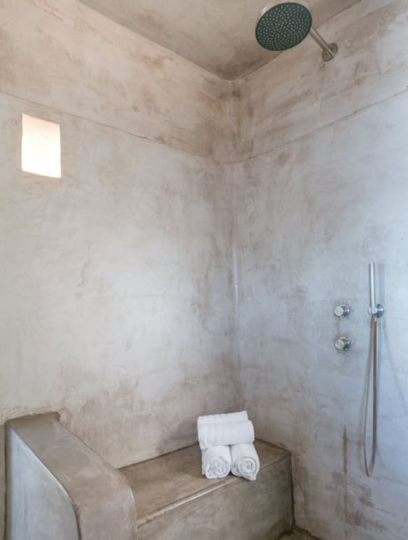 <p>Here’s the shower. (Airbnb) </p>