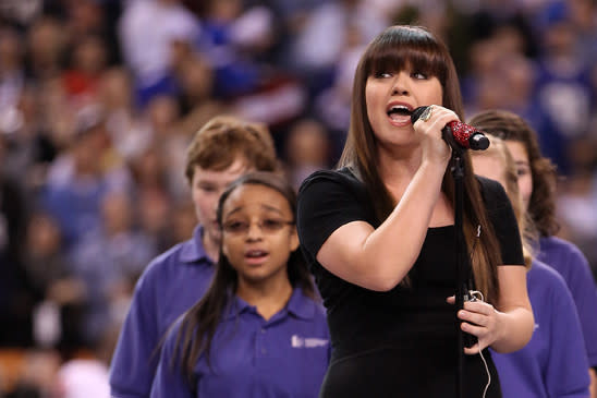 C'est la chanteuse Kelly Clarks, lauréate de la première édition d'American Idolon qui a interprêté l'hymne.