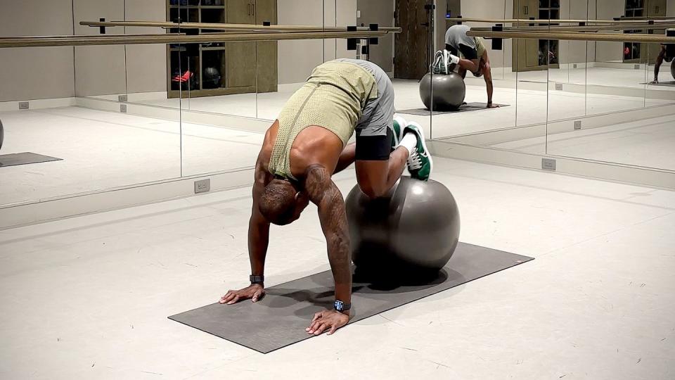 exercise ball workout, pushup to knee tuck