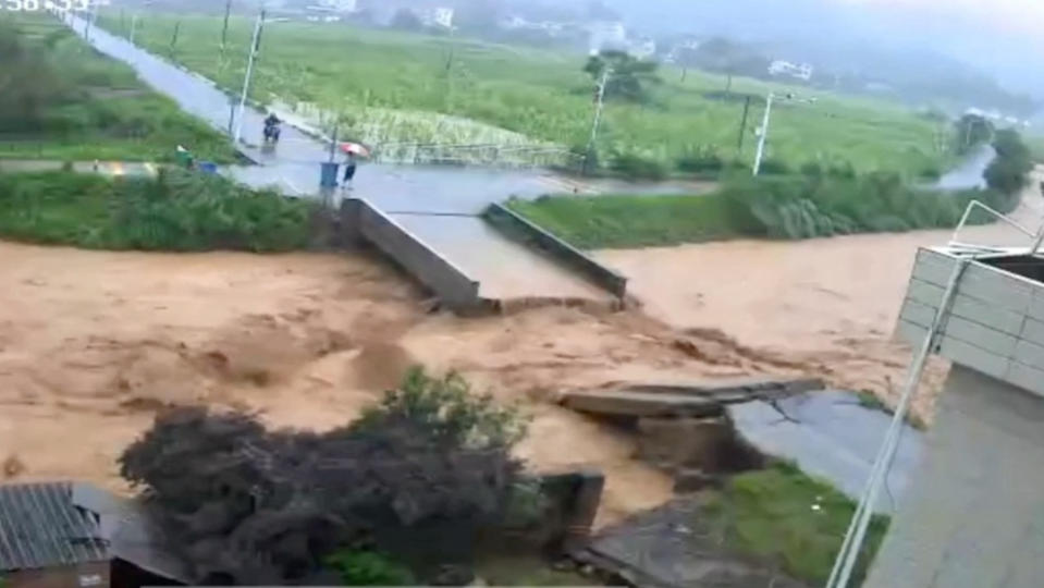 2024年6月16日，中國廣東省梅州市一座橋樑在暴雨中斷裂。路透社