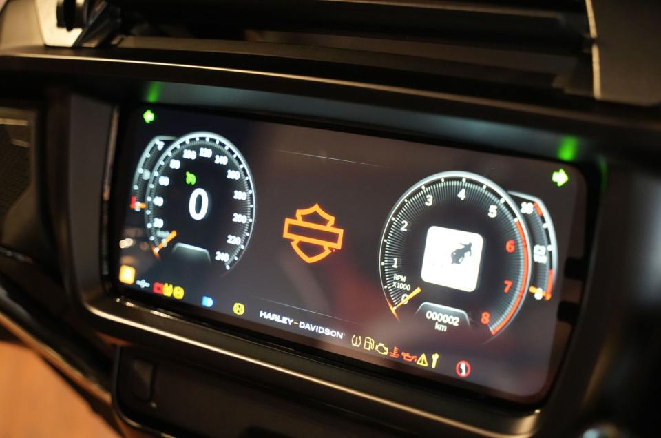全新Skyline™ OS娛樂操作系統，配備全新12.3 吋防反光、防指紋的TFT彩色觸控式螢幕，比傳統6.5吋的BOOM™ Box GTS螢幕大了90%，整合藍芽功能、Wi-Fi技術、內建導航與Apple Carplay / Android Auto功能，為騎士提供良好的可視性，讓騎士能夠更安全並輕鬆地獲得所有想得到的資訊。