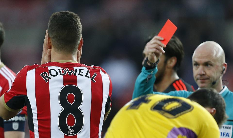 Sunderland's Jack Rodwell is sent off during their English FA Cup soccer match against Fulham at the Stadium of Light in Sunderland, northern England January 24, 2015. REUTERS/Russell Cheyne (BRITAIN - Tags: SPORT SOCCER)