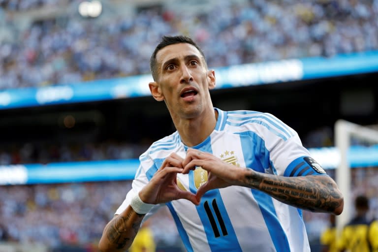 Angel Di María celebra un gol de Argentina ante Ecuador en un amistoso de preparación para la Copa América el 9 de junio de 2024 en Chicago (KAMIL KRZACZYNSKI)