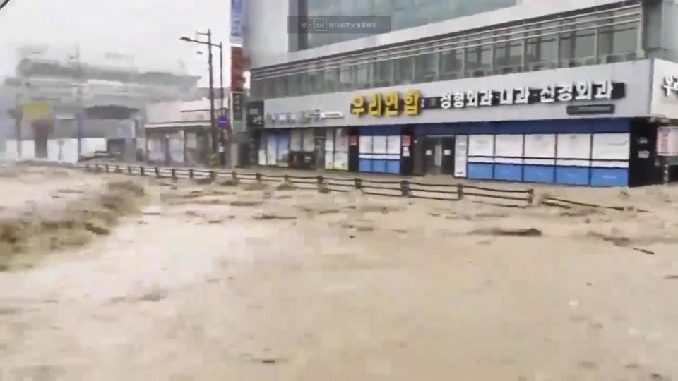 軒嵐諾在南韓釀多處淹水，許多民眾都將家附近的慘狀PO上網路。（翻攝自twitter）