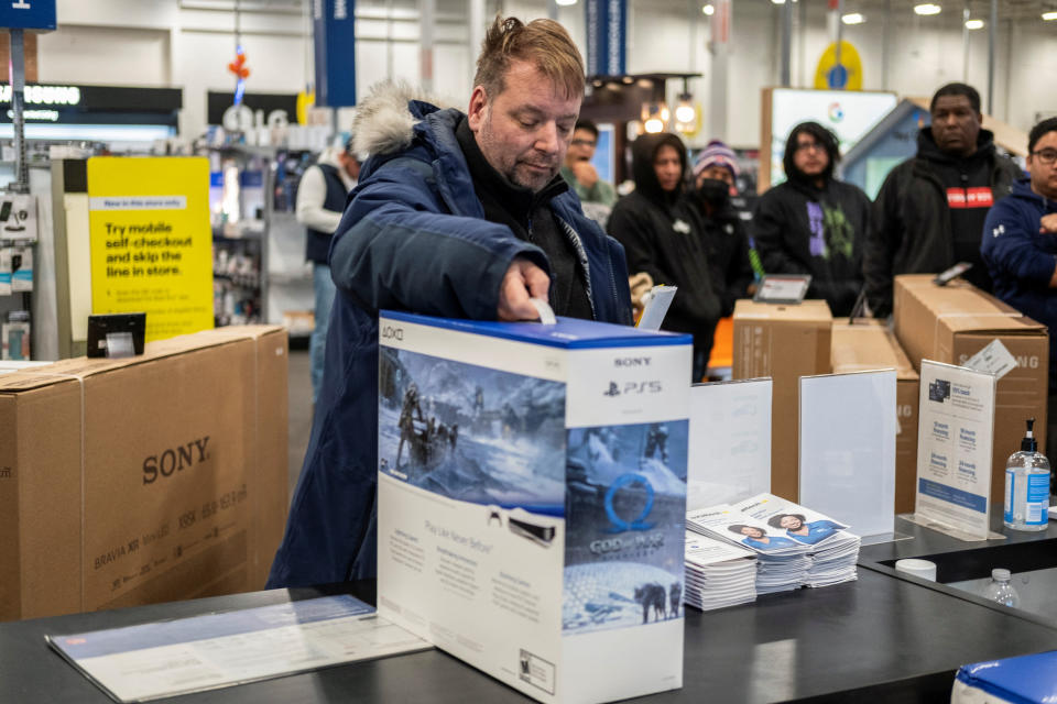 FTSE  People shop at a Best Buy store during Black Friday sales in Chicago, Illinois, U.S., November 25, 2022. REUTERS/Jim Vondruska