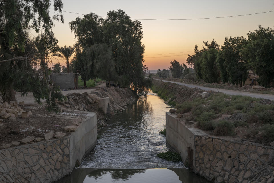 Canal de Yusuf que lleva agua del Nilo al oasis de Fayoum en Egipto, en foto del 5 de agosto del 2020. Cada vez fluye menos agua y la situación puede agravarse por la construcción de una gran represa en Etiopía. (AP Photo/Nariman El-Mofty)