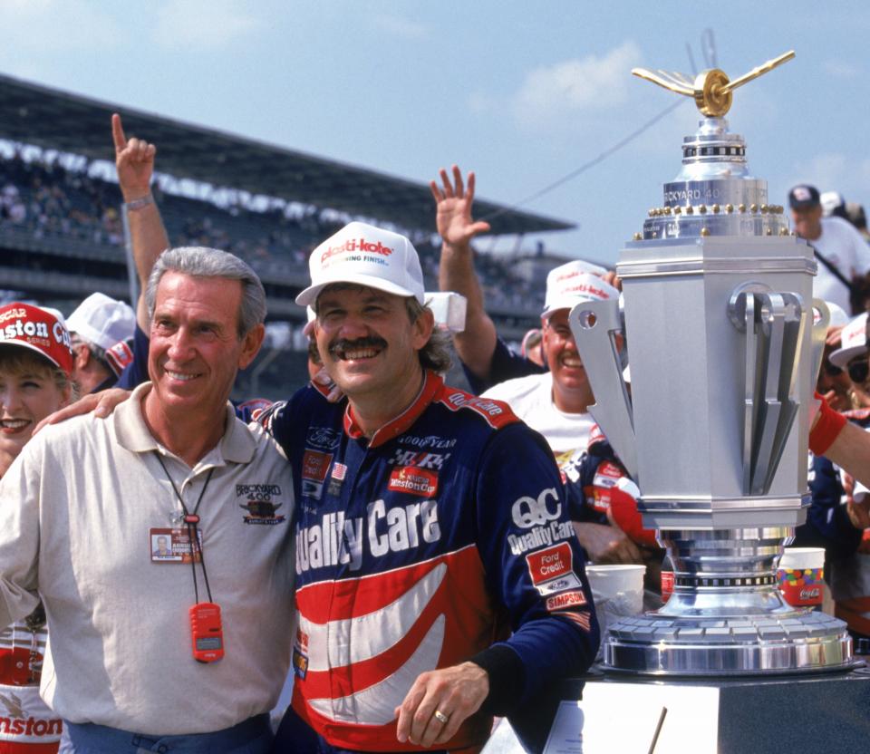 戴尔·贾勒特 (Dale Jarrett) 和父亲内德 (Ned) 赢得 1996 年印第安纳波利斯 Brickyard 400 大赛冠军后。