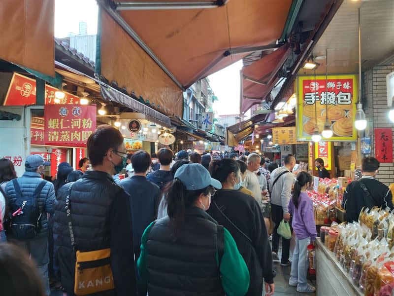 網友回報金山老街、桃園興仁花園夜市等商圈也是滿滿人潮。（圖／翻攝自 我是永和人）