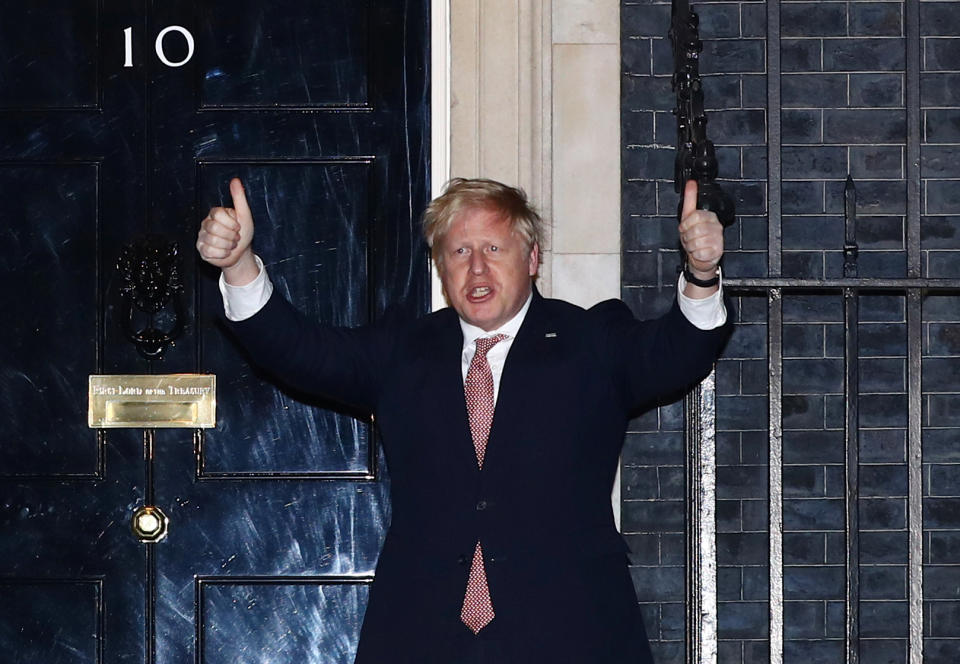 Prima Idee? Eher nicht so. Der britische Premierminister Boris Johnson postete aus dem Home Office ein Foto von einem Videocall mit seinem Kabinett. (Bild: REUTERS/Hannah McKay)