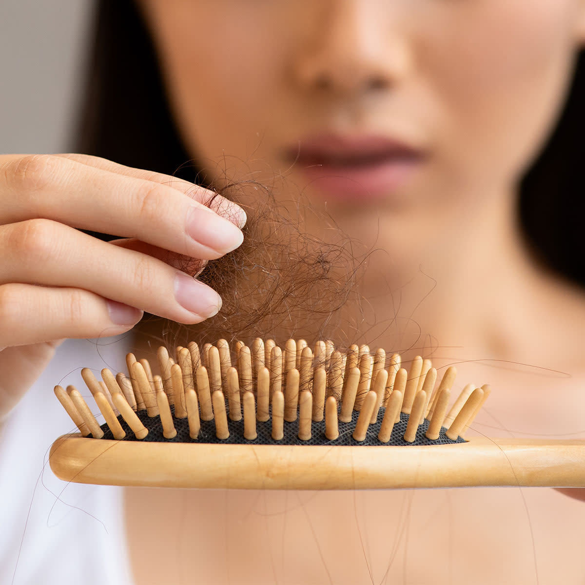 woman-hairbrush-shedding