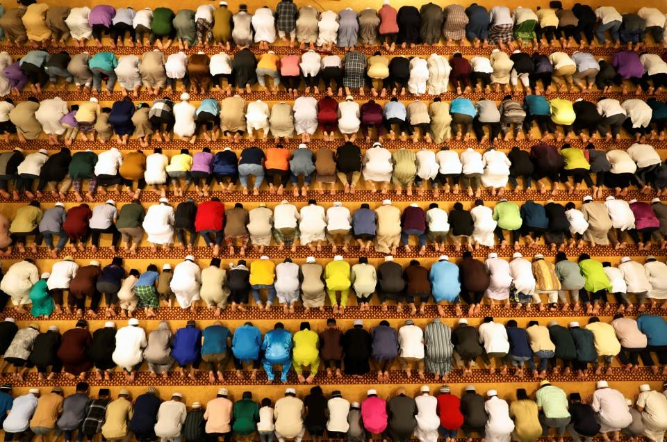 <p>Muslims perform tarawih prayers to mark the start of Ramadan at a mosque in Singapore, May 26, 2017. (Edgar Su/Reuters) </p>