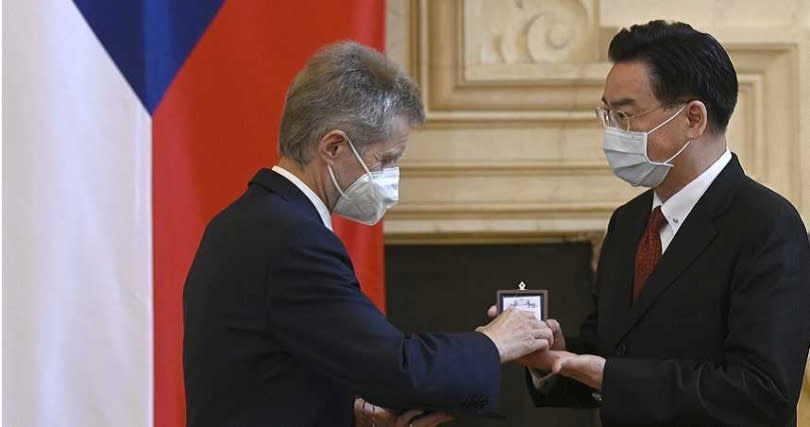 捷克參議院議長維特齊（左）在2020年會見外交部長吳釗燮（右）。