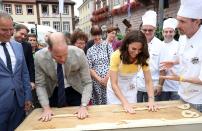 <p>Zuvor waren Prinz William und Herzogin Kate noch auf dem Heidelberger Markt unterwegs. Dort durften sich die Royals am Brezelformen versuchen. Der Prinz schien einen verstohlenen Blick auf das Werk seiner Frau zu werfen… (Bild: Getty Images) </p>