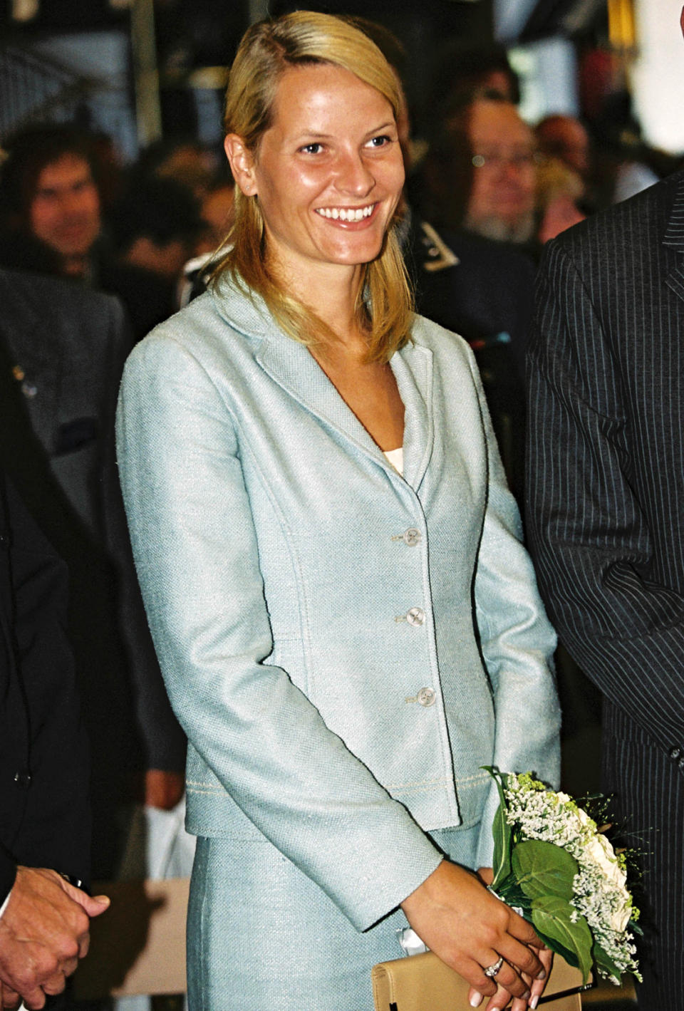 2001 besuchte Mette-Marit mit ihrem Traumprinzen Haakon eine Ausstellung in Oslo. Damals war sie die geduldete, aber nicht sonderlich beliebte Verlobte des norwegischen Thronfolgers. Schlicht gekleidet in einem hellblauen Kostümchen und ohne großes Styling versuchte sie, nur mit ihrem Lächeln zu überzeugen.