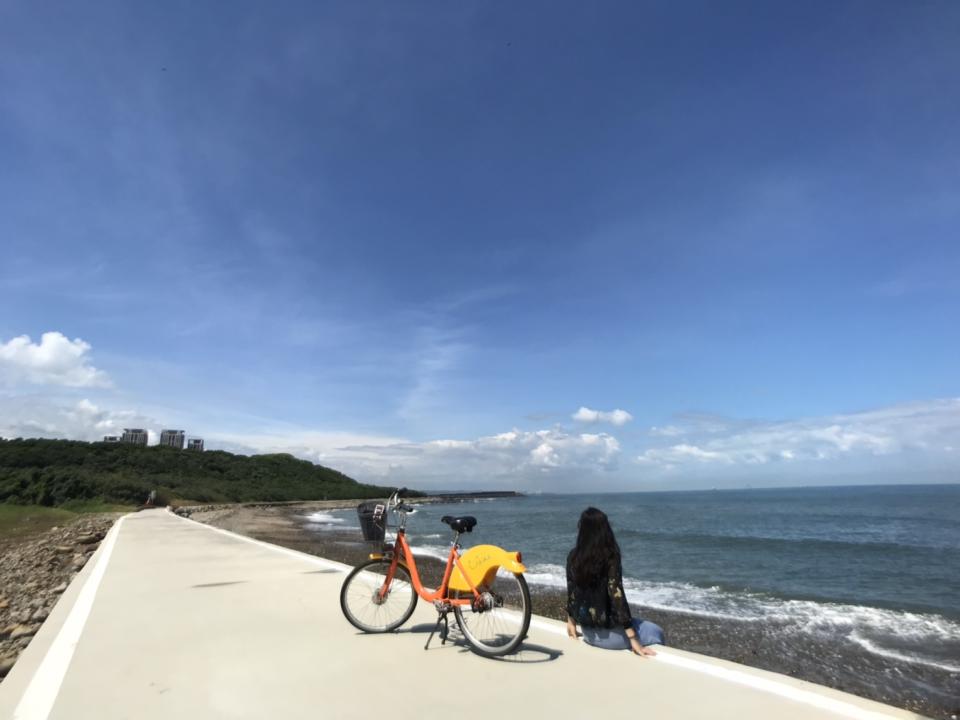 崁頂站的濱海自行車道因筆直道路的夢幻攝影效果成為打卡熱點。 圖：翻攝自 新北大眾捷運公司網站