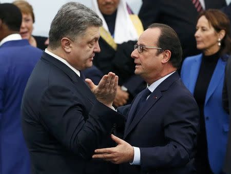 French President Francois Hollande (R) talks to Ukraine's President Petro Poroshenko as they arrive for a family photo during the opening day of the World Climate Change Conference 2015 (COP21) at Le Bourget, near Paris, France, November 30, 2015. REUTERS/Ian Langsdon/Pool