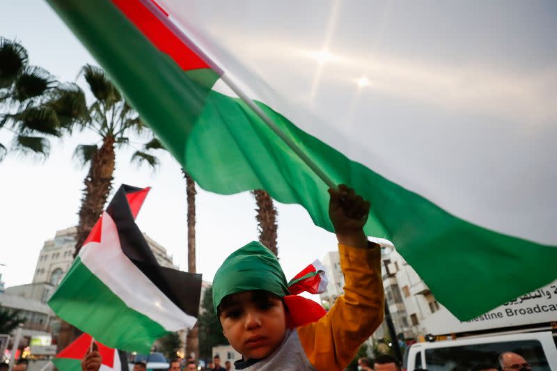 Palestinians protest in solidarity with Palestinian prisoners in Israeli jails, in Ramallah