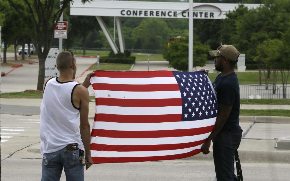 Una bandera de EEUU es mostrada en el lugar del tiroteo en Garland, Texas. (Reuters)