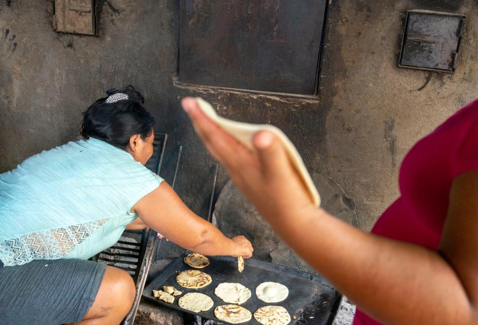 TAPACHULA, México –Migrantes centroamericanos hacen tortillas en el refugio Jesús El Buen pastor  en Tapachula, México, mientras esperan por una visa de tránsito para continuar su viaje al norte, hacia los Estados Unidos.