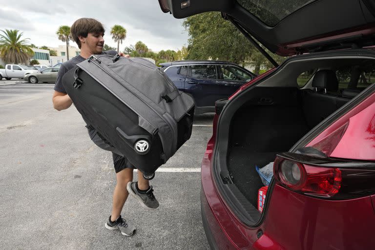 Owen Pope, un estudiante de Eckerd College de Carolina del Sur, carga su auto después de que se les indicara a los estudiantes evacuar el campus el lunes 28 de agosto de 2023, en St. Petersburg, Florida. 