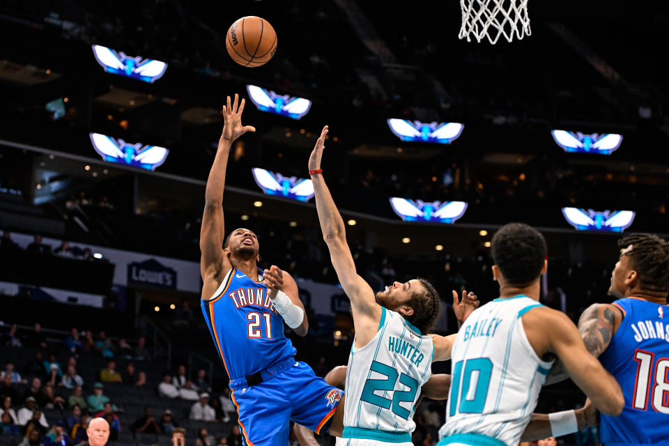 CHARLOTTE, NORTH CAROLINA – OCTOBER 15: Aaron Wiggins #21 of the Oklahoma City Thunder shoots a layup over <a class="link " href="https://sports.yahoo.com/nba/players/5488" data-i13n="sec:content-canvas;subsec:anchor_text;elm:context_link" data-ylk="slk:R.J. Hunter;sec:content-canvas;subsec:anchor_text;elm:context_link;itc:0">R.J. Hunter</a> #2 of the Charlotte Hornets during the second half of their game at Spectrum Center on October 15, 2023 in Charlotte, North Carolina. (Photo by Matt Kelley/Getty Images)