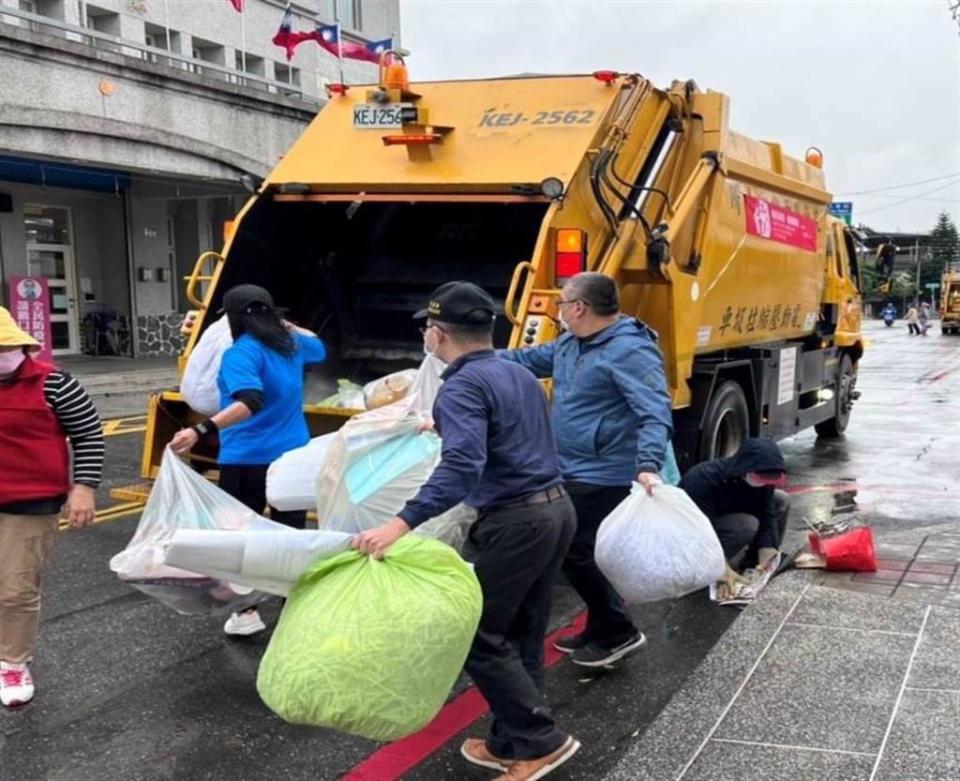 原PO表示，台灣特有的追垃圾車文化對民眾很不方便，值得詬病。(圖／花蓮環保局)