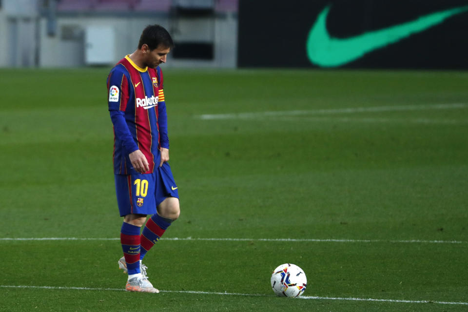 Lionel Messi del Barcelona luego que Jorge Molina anotó el segundo gol de Granada en el partido por la Liga española, el jueves 29 de abril de 2021. (AP Foto/Joan Monfort)