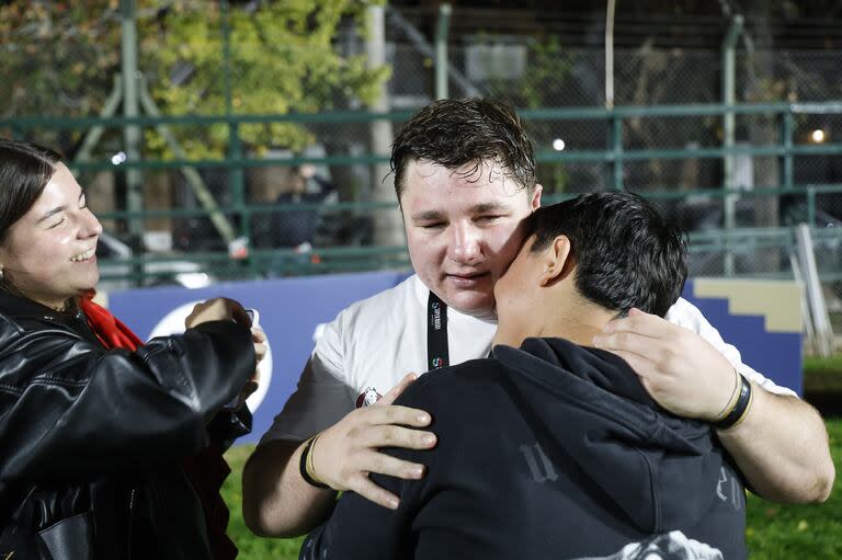 Tomás Bartolini y la emoción del final, festejando con sus hermanos luego de salir campeón con Dogos XV