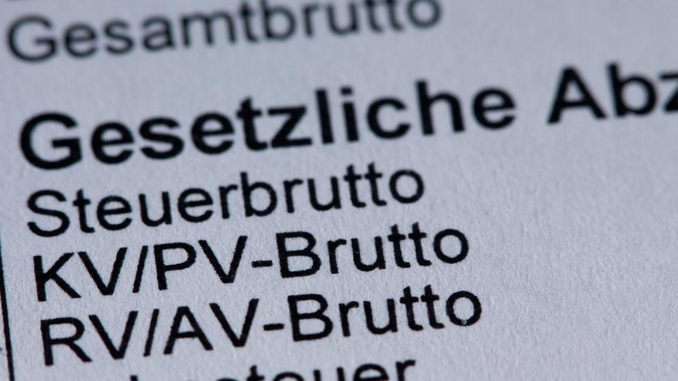 Die bisher allein von den Kassenmitgliedern zu zahlenden Zusatzbeiträge sollen ab 2019 zu gleichen Teilen von Arbeitgebern und Arbeitnehmern getragen werden. Foto: Jens Büttner