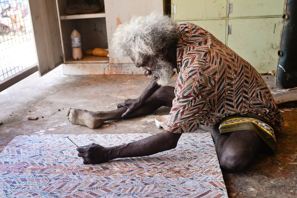 Arnhem Land artist Glen Namundja at work in 2014. Mark Roy/Wikimedia Commons, <a href=