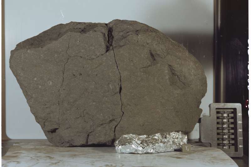 阿波羅17號任務帶回來的月球岩石樣本被帶到白宮。(Photo Credit：NASA)
