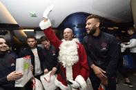 <p>Les joueurs du PSG célèbrent Noël avec les enfants de la Fondation PSG.</p>