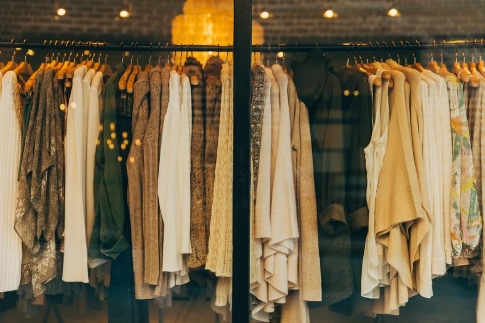 快時尚潮流也衍生了許多環境危機，如今有越來越多業者推出衣服租賃服務，可望改變民眾將衣物囤積在家中的習慣。照片來源：Hannah Morgan／Unsplash