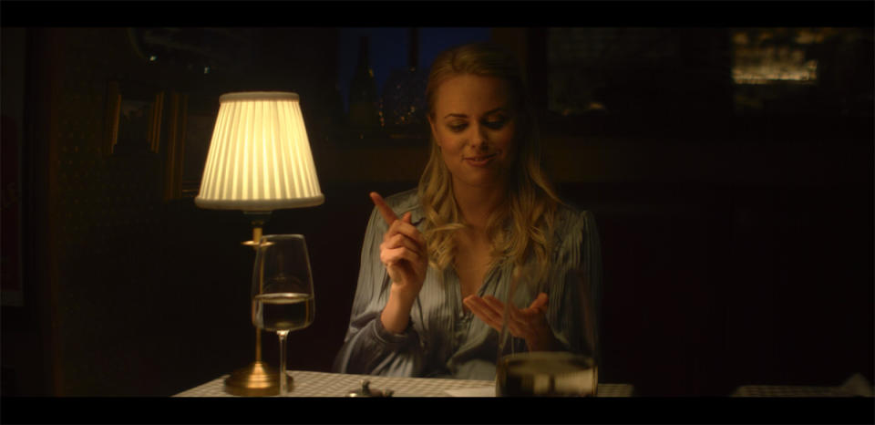 Cecilie Fjellhoy en El timador de Tinder, cortes&#xed;a de Netflix.
