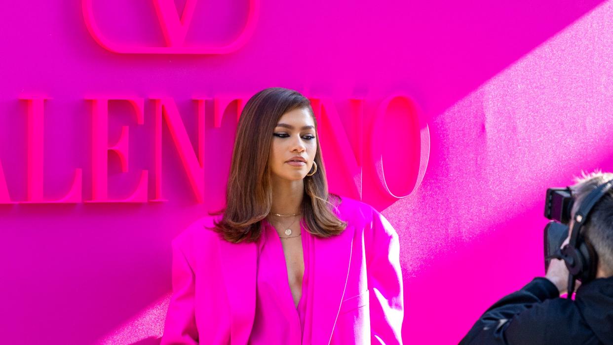 zendaya valentino ss23 fashion week pink
