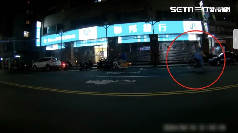 警方發現鄭男騎乘單車逆向。（圖／翻攝畫面）
