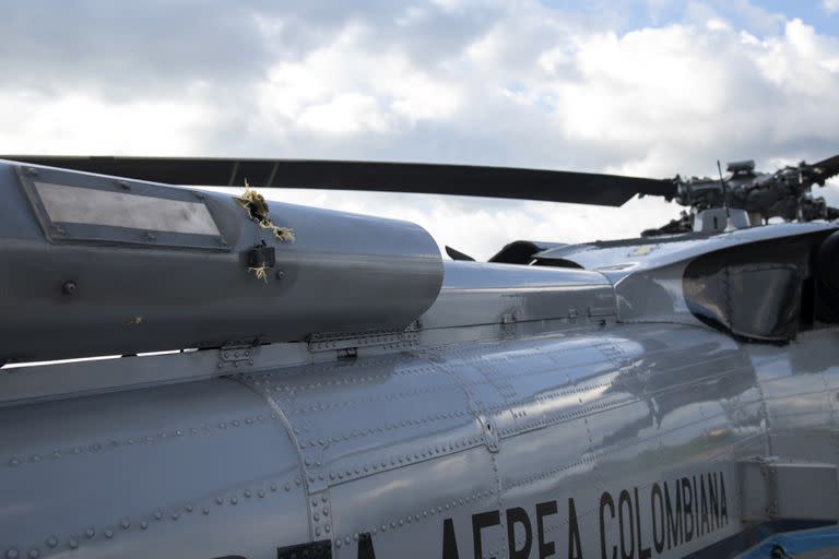 En esta foto de archivo del 25 de junio de 2021 divulgada por la Presidencia de Colombia se muestran los tiros en el fuselaje en un helicóptero de la Fuerza Aérea Colombiana después de ser atacado cuando transportaba al presidente Iván Duque